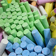 Porção de giz de várias cores.